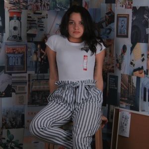 Plain white t-shirt w/ stripe details on sides